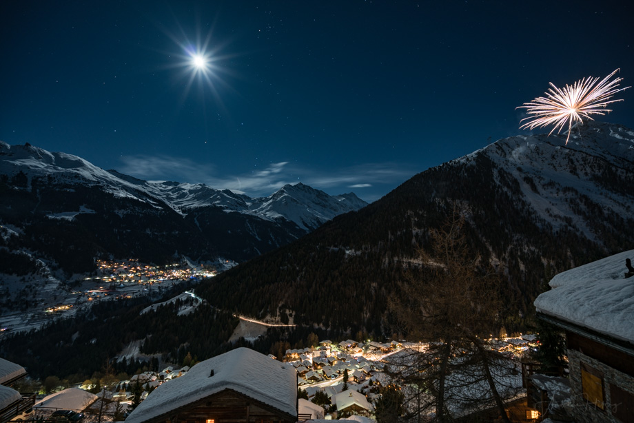 2017-12-31 Fireworks and nearly full moon