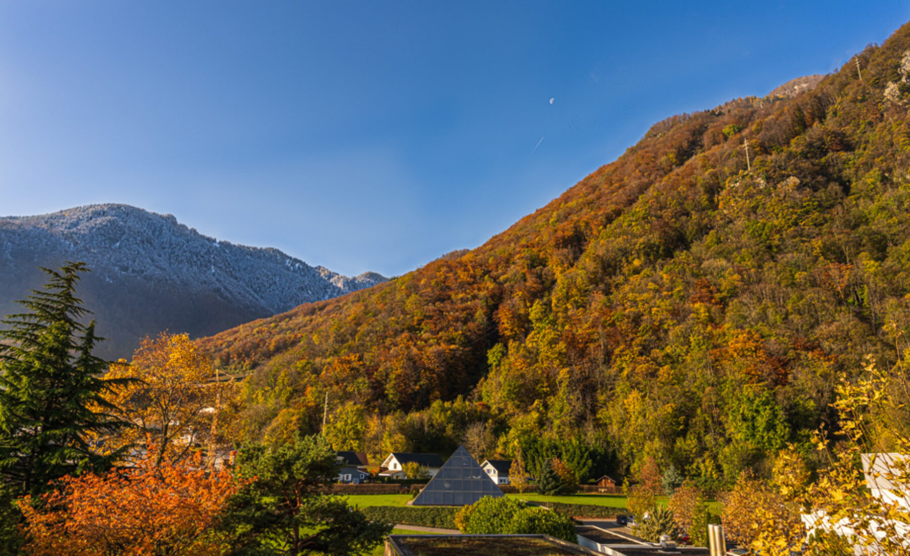 2019-11-19 Last autumn colours and first snow on nearby mountains