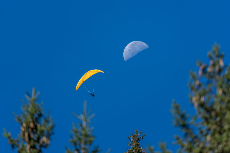 2026-09-05 Paraglider and the moon / Gleitschirmflieger und der Mond